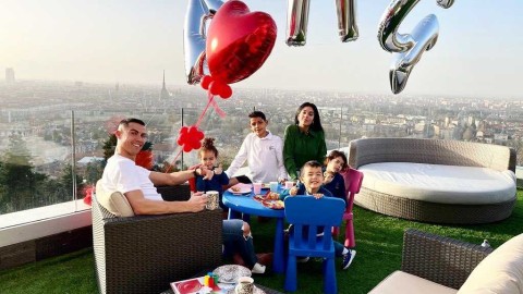 冬日暖阳下的幸福时光：C罗与乔治娜携子度假，温馨同框羡煞旁人