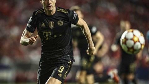 年度六十九球传奇：莱万多夫斯基的绿茵颂歌