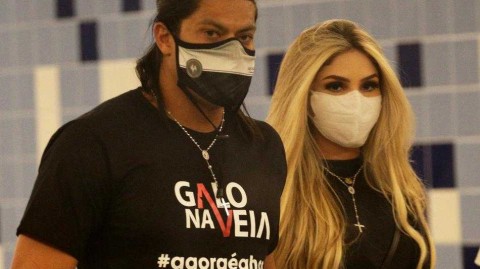 绿巨人空降贝洛奥里藏特：胡尔克携爱妻亮相，米内罗竞技吉祥物送上热情拥抱