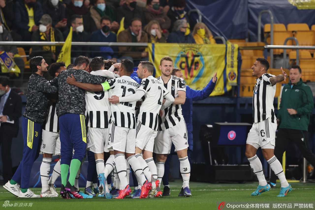 尤文图斯门将什琴斯尼飞身侧扑，奋力化解比利亚雷亚尔球员一记势在必得的射门