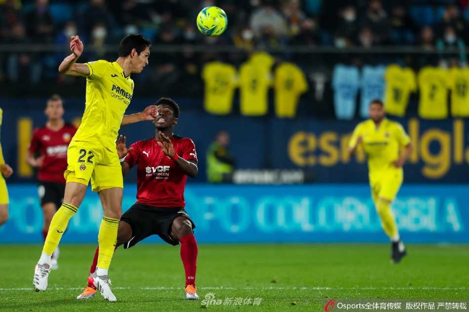 丹朱马主罚点球瞬间，他目光坚定地注视球门，瓦伦西亚门将西莱森奋力扑救但未能触及皮球