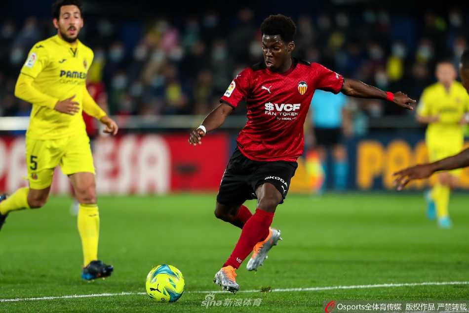 福伊特带球沿边路长途奔袭，瓦伦西亚防守球员在其身后紧追不舍却难以拦截