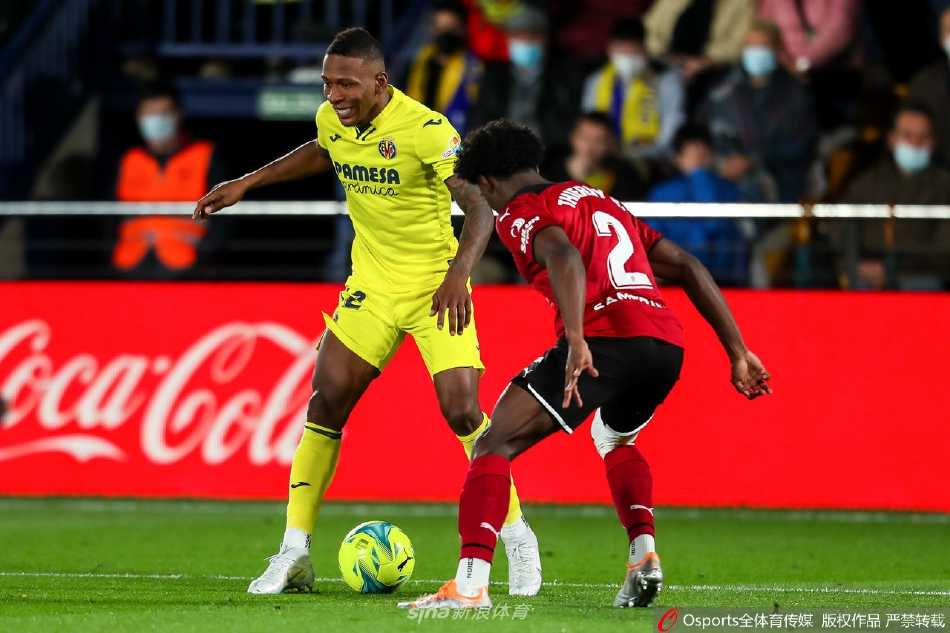 比赛结束后，比利亚雷亚尔球员走向主场球迷看台鼓掌致谢，享受胜利的喜悦