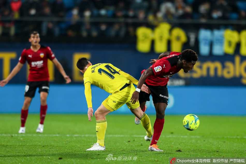 瓦伦西亚球员在落后局面下显得焦急无奈，比利亚雷亚尔球员则严密防守，阻断对方的进攻传球线路