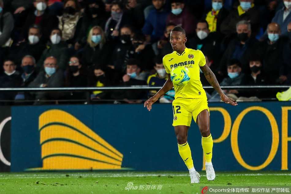 双方球员在比赛中激烈拼抢，足球在两队球员脚下来回转换，场面紧张激烈