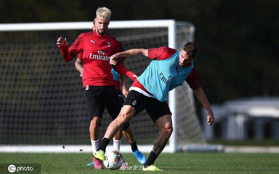 射门练习中，皮球如出膛炮弹般直挂球门死角，门将虽奋力扑救仍鞭长莫及，这精彩一幕引来队友的掌声与喝彩。