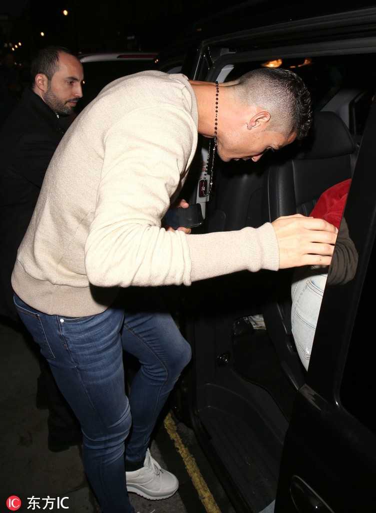 C罗与乔治娜在伦敦街头深情对视，眼神中充满爱意，仿佛周围一切都不存在。