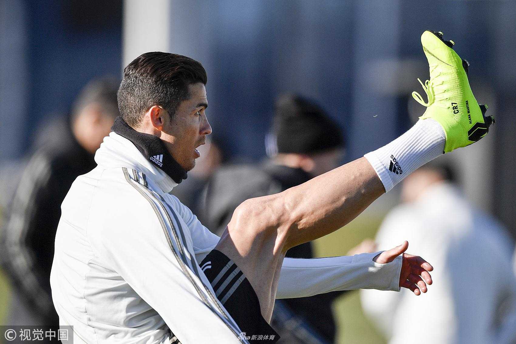 训练场上，C罗全神贯注地带球疾进，身边是队友积极跟进的模糊身影，捕捉了动态的瞬间