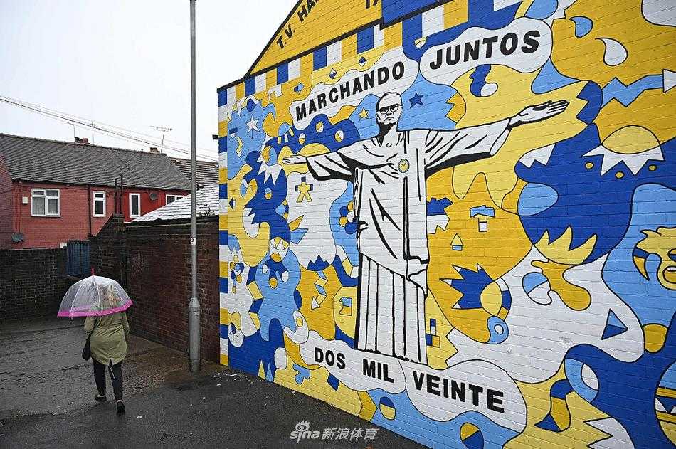 颜料盘上蓝、黄、白三色交织，那是属于利兹联的标志色彩，画家手中的画笔如同魔法棒，正一笔一划勾勒出贝尔萨坚毅而专注的面部轮廓。