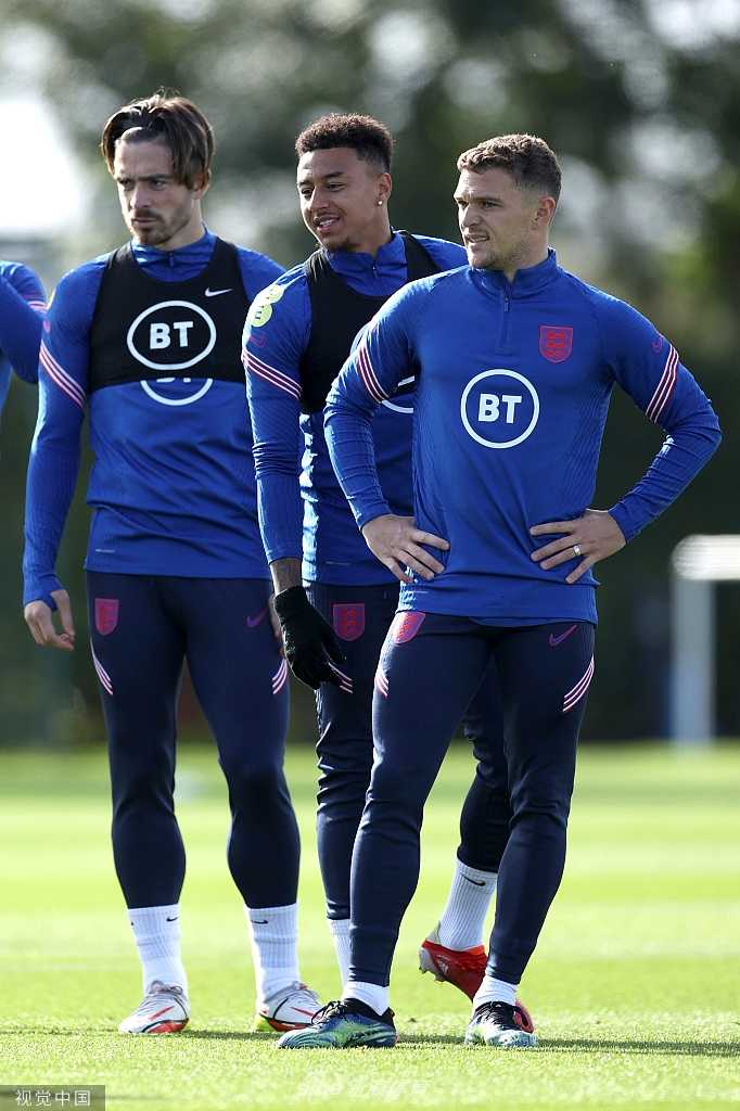 球员进行高强度的分组对抗，一次激烈的拼抢后扬起的人工草皮碎屑见证着训练的强度