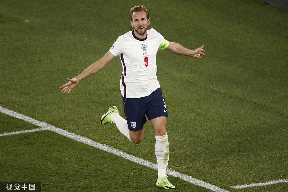 马奎尔在乌克兰禁区内如巨人般跃起，一记势大力沉的头球攻门，将球狠狠砸入网窝，整个罗马奥林匹克球场瞬间成为了他庆祝的舞台。