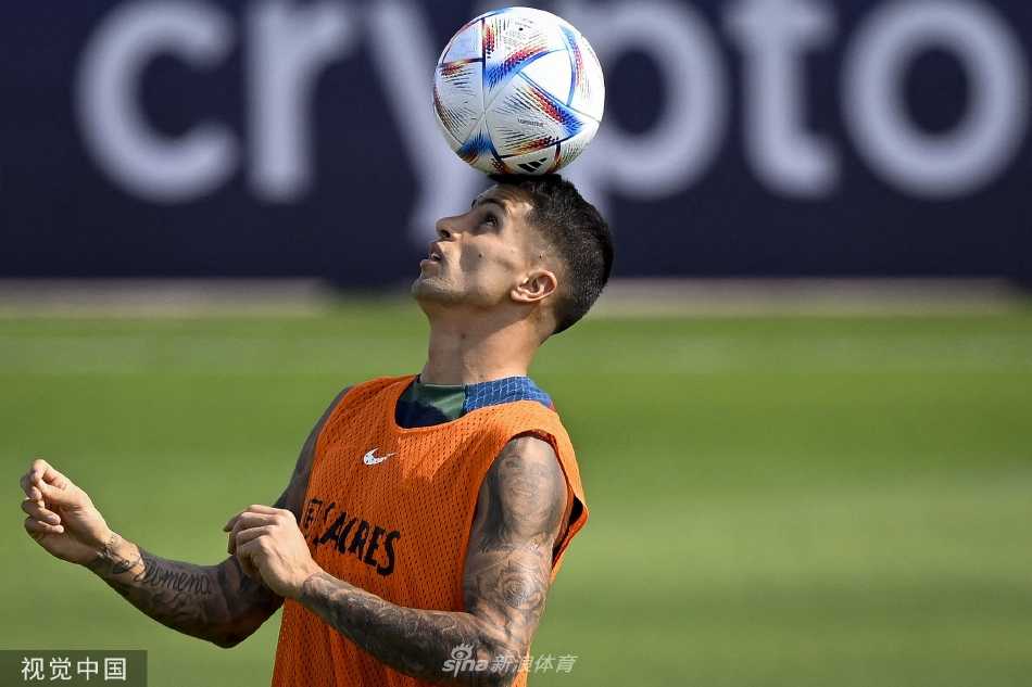 C罗与队友安德烈·席尔瓦在轻松的氛围中相视而笑，缓解了大战前的紧张压力