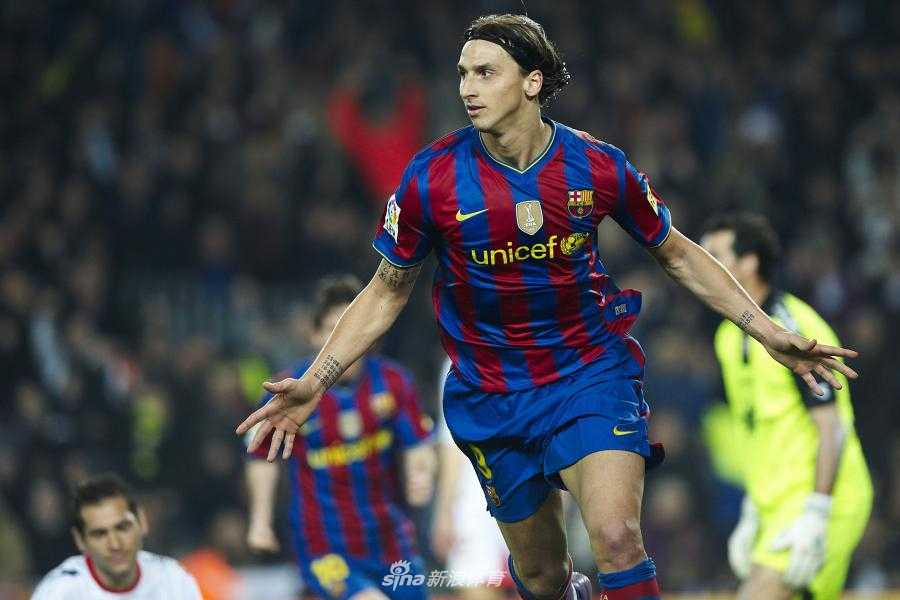 一件崭新的哈马比球衣静静地挂在衣架上，伊布的名字清晰可见，它不再是征战的战袍，而是象征着一份新的责任与投资，一个新时代的开启。