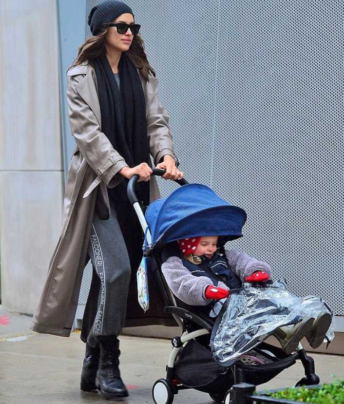 小家伙似乎对周围的世界充满了好奇，在妈妈怀中也要探出小脑袋四处张望，那双像宝石一样明亮的眼睛完美遗传了超模妈妈的基因。