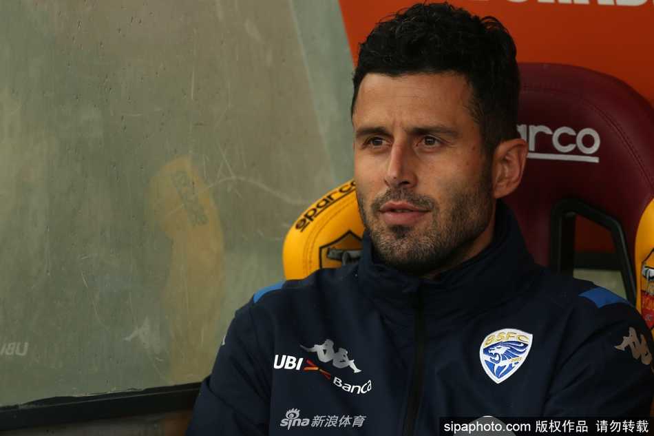 法比奥·格罗索面带微笑出席弗洛西诺内见面会，眼神中透露出重回意大利足坛的坚定与自信