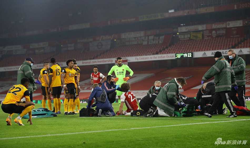 枪手队长奥巴梅扬的低迷特写，加蓬前锋在比赛中面露无奈，尽管他努力跑动，但全场比赛仅有的23次触球数据暴露了他与队友之间的脱节，这位超级射手的迷茫正是当时阿森纳进攻乏力的缩影。