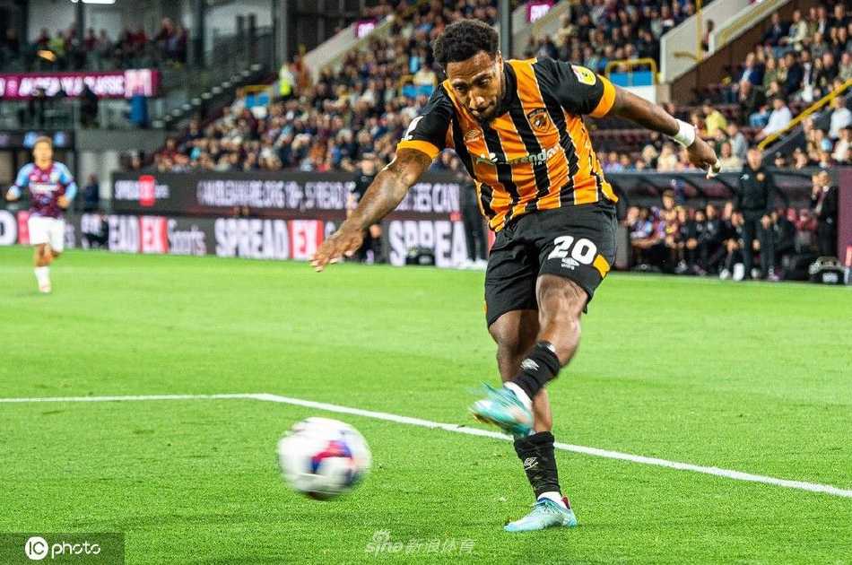 赫尔城球员奥赞·图凡冷静施射破门瞬间，伯恩利门将穆里奇奋力扑救却鞭长莫及，皮球精准滚入网窝。