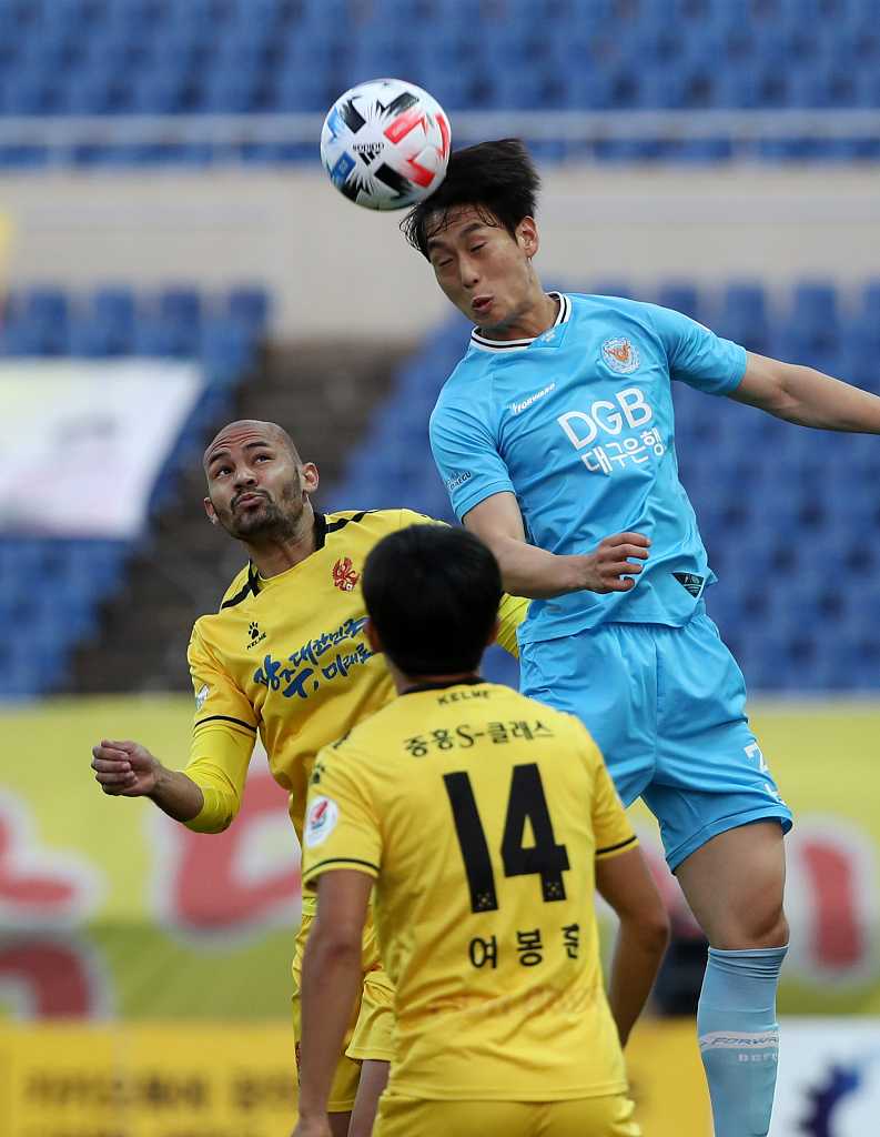 光州队长在雨夜中仰天长叹，任凭雨水混合着汗水从脸颊滑落，眼神中写满了对阵型失控的无奈与不甘。