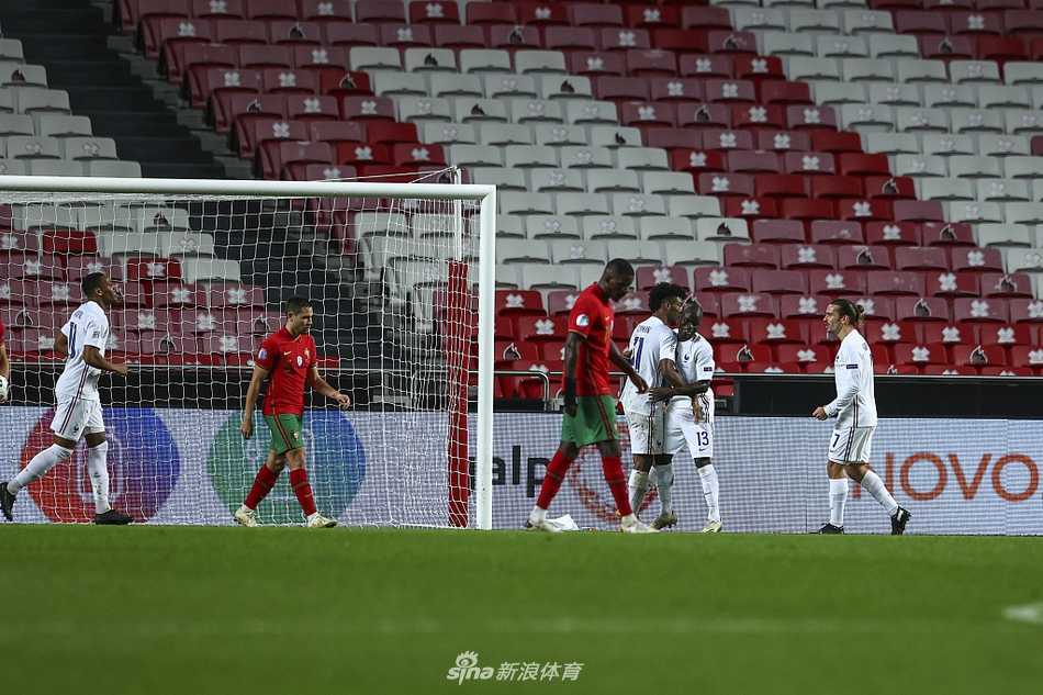 终场哨响，葡萄牙老将佩雷拉与法国核心博格巴交换球衣，两人赤裸上身，友好致意。比赛时的剑拔弩张化为赛后的惺惺相惜，展现了足球运动超越胜负的魅力。