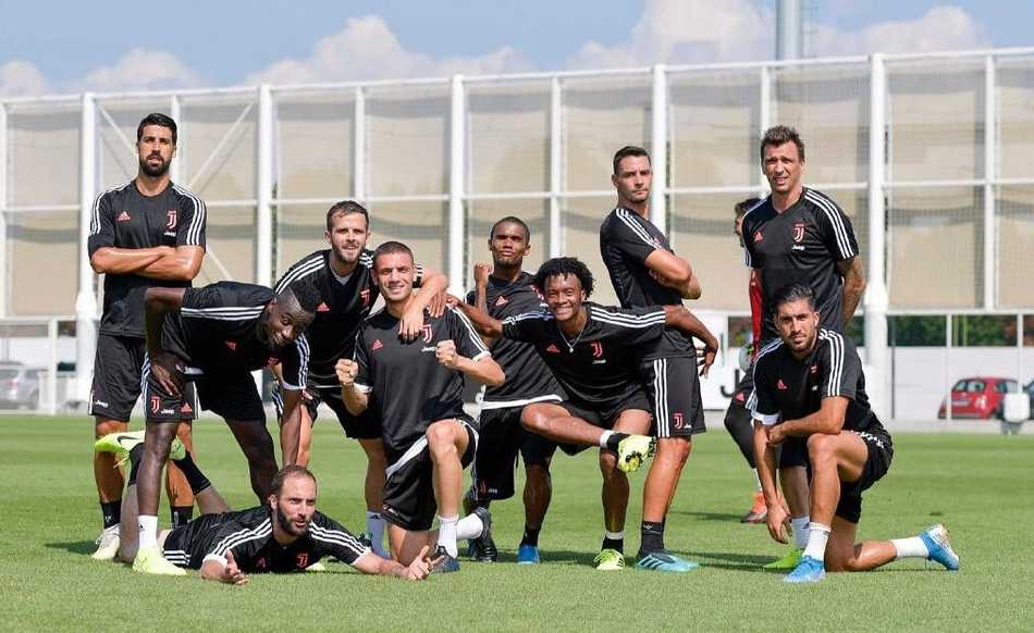 C罗在训练中青筋暴起，面目狰狞，全力加速冲刺，每一块肌肉都爆发出惊人的力量，仿佛将训练场当成了决战的舞台。