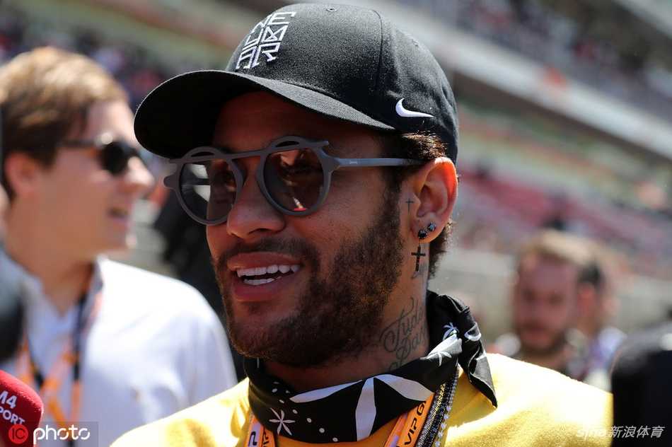 内马尔双手插在裤兜里，身体微微后仰，靠在看台的椅背上，姿态悠闲放松。他的眼神透过墨镜投向远方，嘴角带着一丝若有若无的笑意，仿佛在享受着难得的休闲时光，整个人的状态既帅气又松弛，完美诠释了“酷炫造型”的真谛。