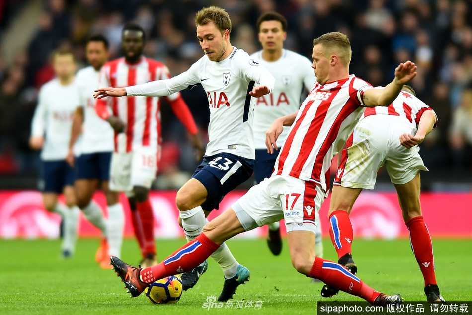 肖克罗斯身披斯托克城战袍在雨中忘情庆祝胜利，他高举双臂，仰天长啸，面部肌肉因呐喊而紧绷，淋漓尽致地诠释了这位铁血队长对胜利的无限渴望。