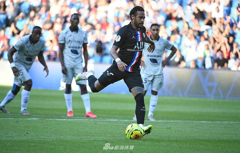 看台上的球迷们虽然佩戴口罩，但依然难掩兴奋之情，他们或挥舞手臂，或鼓掌欢呼，用最大的热情支持着场上的球员，宣告着足球的回归。