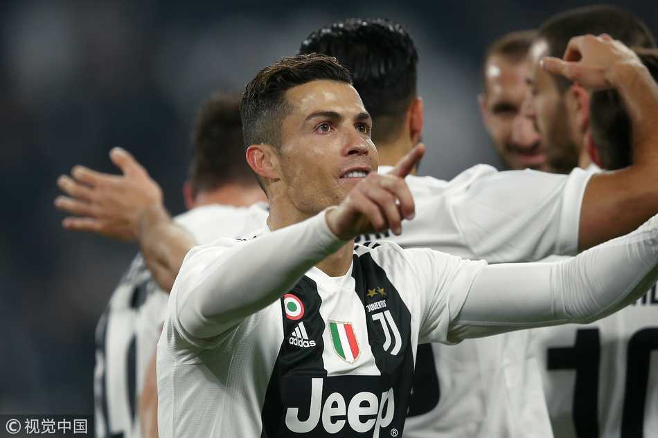 博努奇门前补射破门后双手比心，将进球深情献给刚出生的女儿