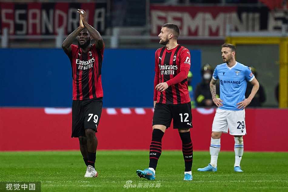 圣西罗球场看台上挥舞着无数AC米兰的旗帜，巨大的TIFO形成壮观的红黑画面，球迷是球队最坚实的后盾