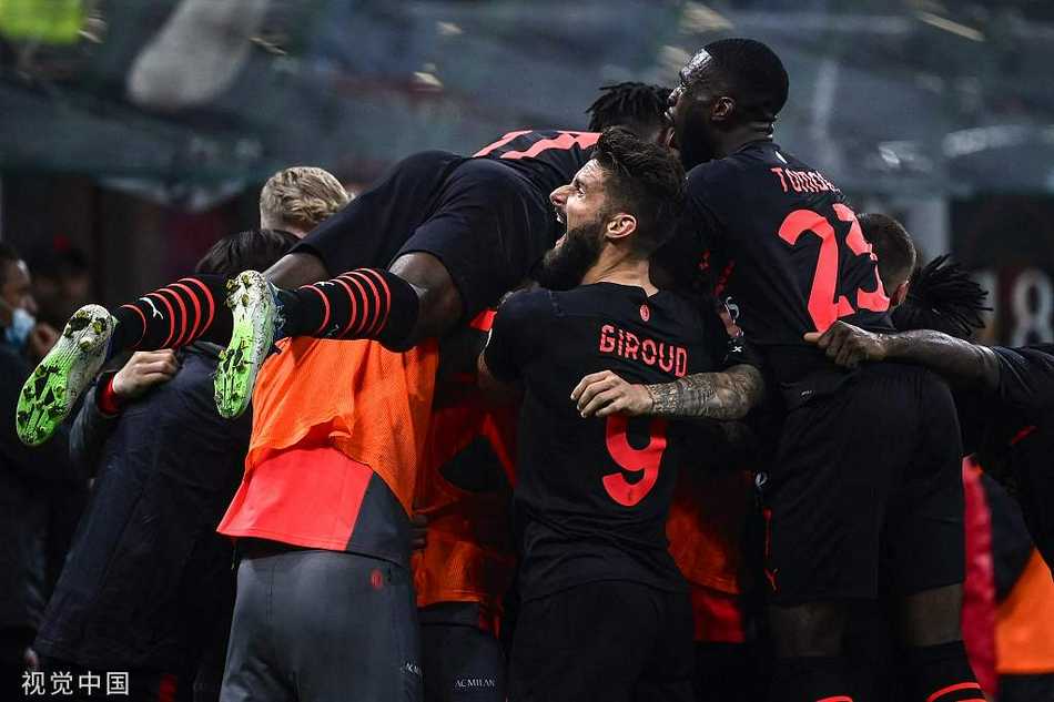 圣西罗南看台的死忠球迷们化作一片红色的狂欢海洋，他们忘情地挥舞着围巾，跳跃欢呼，用最大的激情庆祝球队在短短十九分钟内连入三球上演的史诗级逆转。