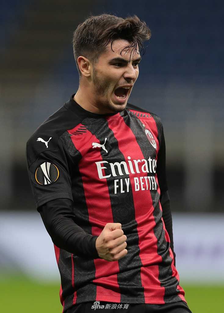 卡拉布里亚与克雷伊奇在边路展开激烈争顶，两人同时高高跃起，身体对抗张力十足，展现了比赛的真实与残酷。