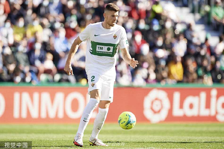 埃尔切进球功臣卢卡斯·博耶脱掉球衣，露出健硕的肌肉，张开双臂沿边线狂奔庆祝，背景里是激动得跳起来的替补席队友。