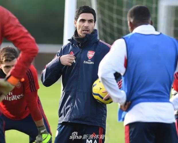 在体能教练的指导下，扎卡和队友们进行着核心力量的训练，即便汗水浸湿了衣衫，他们的眼神中也透露着重建防线的决心。