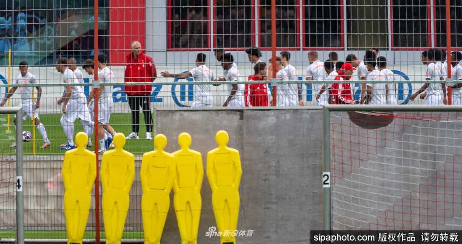 拜仁全队正在进行抢圈热身，欢声笑语中透露着专注，这是大战前最熟悉的放松旋律