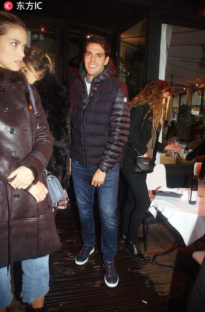 夕阳余晖洒在巴黎的街道上，卡卡摘下了墨镜与女友边走边聊，他的侧脸轮廓分明，眼神中充满了温柔，女友则抬头认真倾听，画面静谧美好