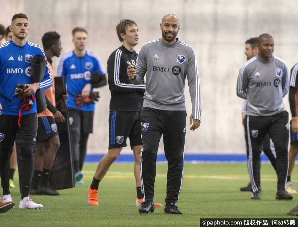 完成了一组高强度对抗后，亨利并未离场，而是拉着一名中场球员进行一对一复盘，他用手比划着刚才的跑位失误，眼神中充满了严厉与期待，仿佛在说：“这球应该传得更果断！”