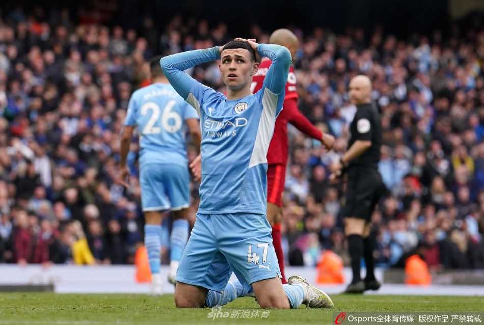 马内闪电破门后滑跪怒吼庆祝，他的进球瞬间点燃了客队看台的红色烈焰