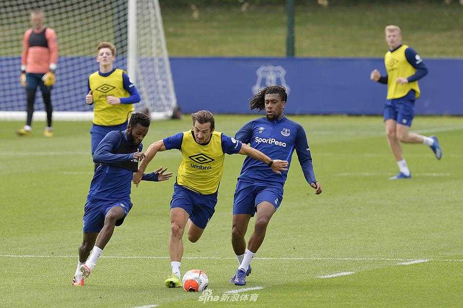 在无球跑动训练中，球员们如同离弦之箭般冲刺，身体线条紧绷出的力量感，正是为了在复赛后第一时间抢占场上先机。