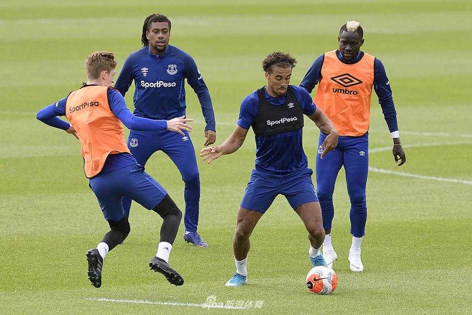 训练结束后的放松时刻，球员们围成一圈进行拉伸，夕阳的余晖洒在汗水浸透的球衣上，映照出全队上下对胜利的渴望。