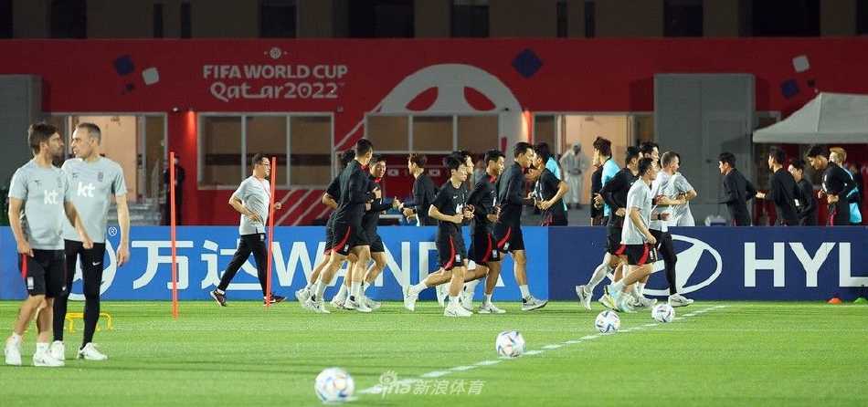 韩国队队员围成一圈进行赛前动员，手臂紧紧搭在一起，齐声高呼，展现出不屈的斗志与紧密的团队精神。