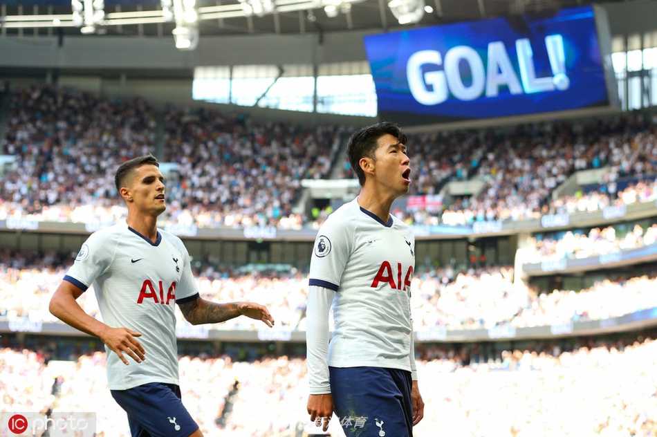 孙兴慜握拳庆祝后，与老搭档凯恩击掌相庆，两人眼神交汇，传递着胜利的喜悦