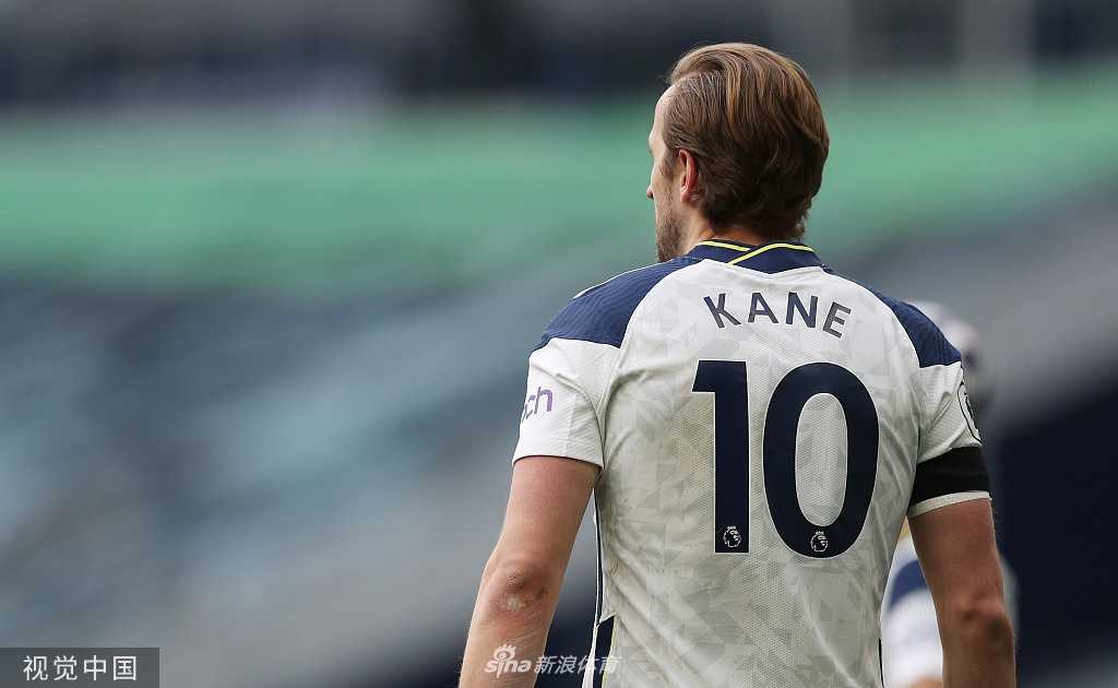 热刺主席丹尼尔-列维面色凝重地出现在镜头前，他的背后是俱乐部现代化的球场看台，仿佛象征着俱乐部管理层在商业成功与竞技荣誉之间的艰难权衡。