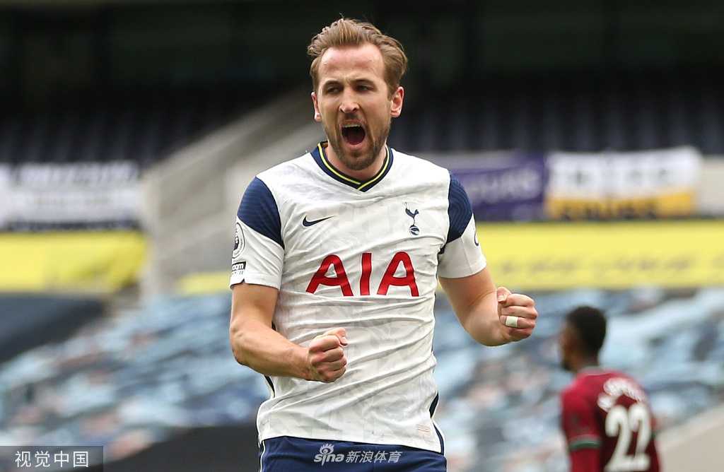 比赛结束后，凯恩独自一人低头走向球员通道，夕阳的余晖洒在他的背影上，将他孤独而坚毅的身影拉得很长，仿佛在诉说着一个关于忠诚与梦想的艰难抉择。