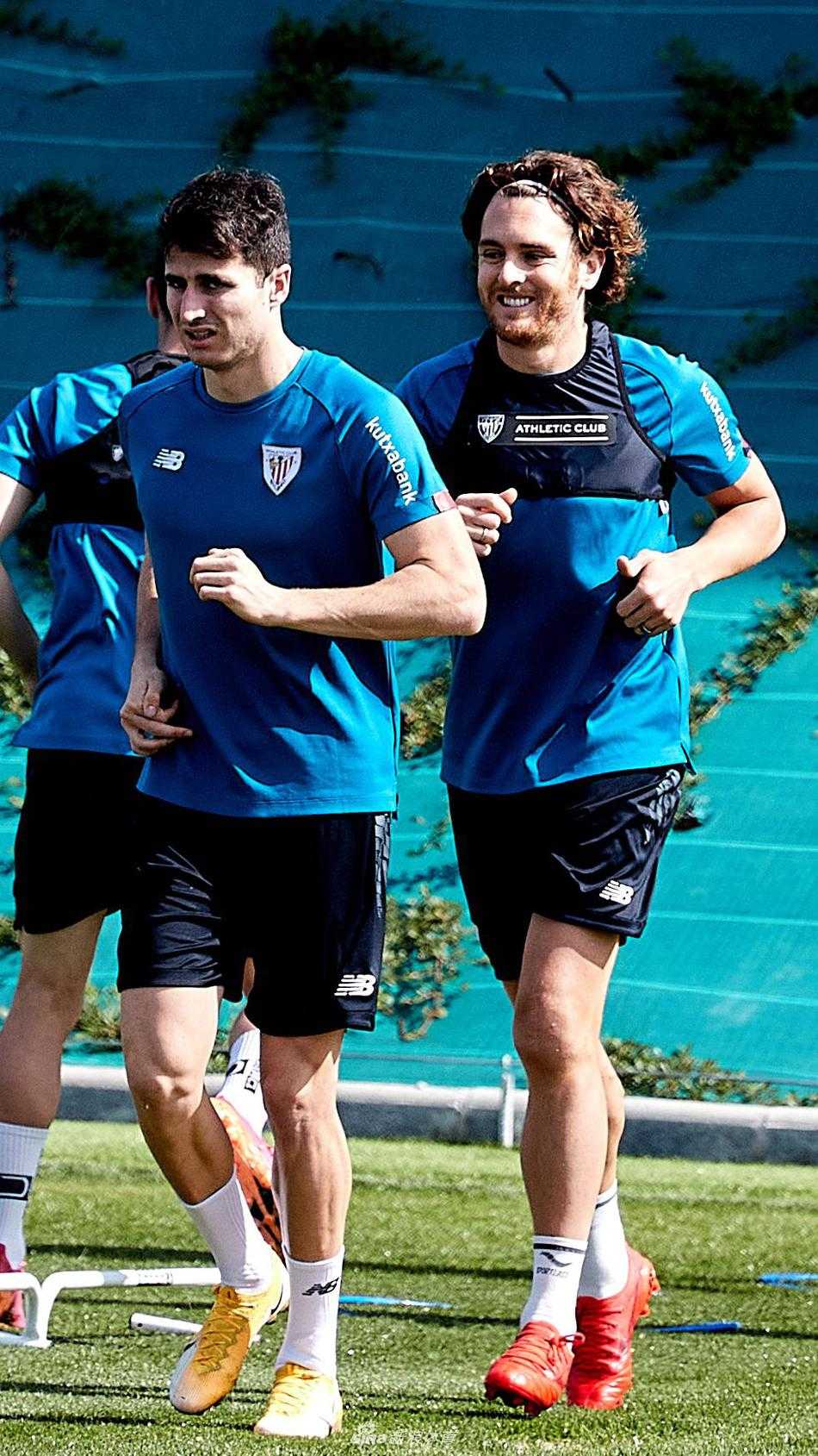 一位中场组织者正在进行标志盘绕杆练习，他灵巧的触球和敏捷的变向，如同在战场上穿梭，为即将到来的比赛编织着进攻的线路。