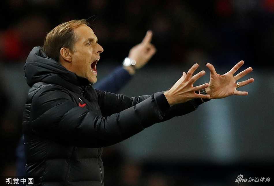 图赫尔场边激情指挥 战术板前运筹帷幄显名帅风范