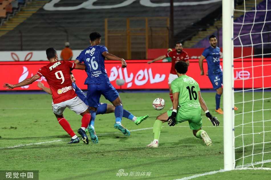 扎马雷克球员簇拥着巨大的埃及杯冠军奖杯疯狂庆祝，全队沉浸在白色狂欢的海洋中