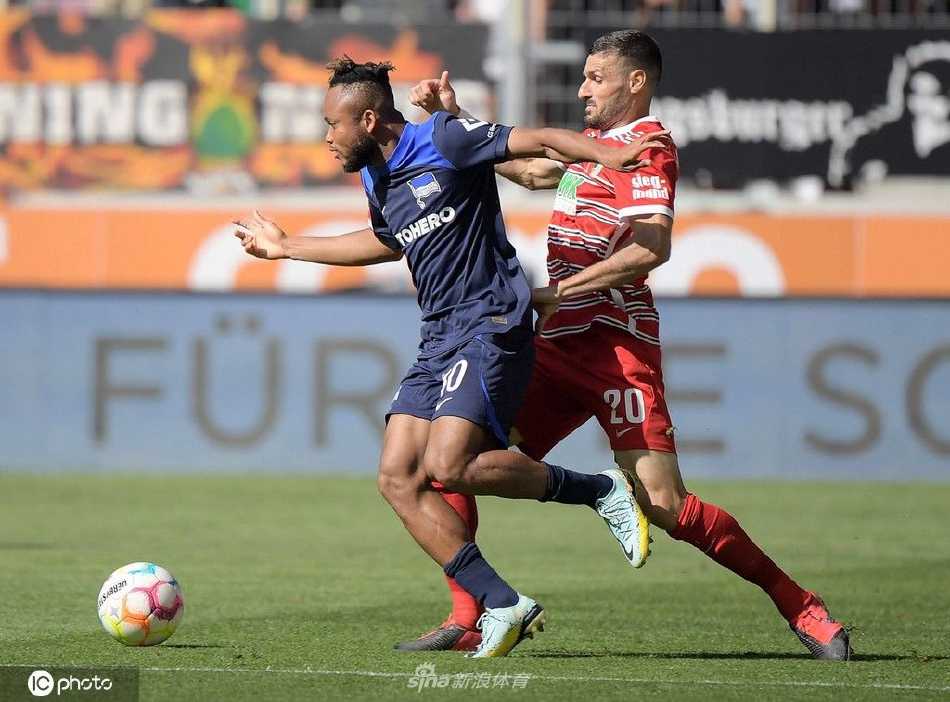 柏林赫塔门将飞身跃起，单掌将奥格斯堡一记势在必得的劲射托出横梁，这个精彩扑救力保球门不失，成为比赛的关键瞬间之一。