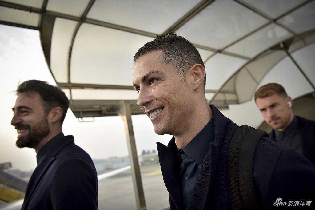 C罗在训练中专注地进行有球练习，坚定的眼神透露出他对即将到来的欧冠比赛的渴望
