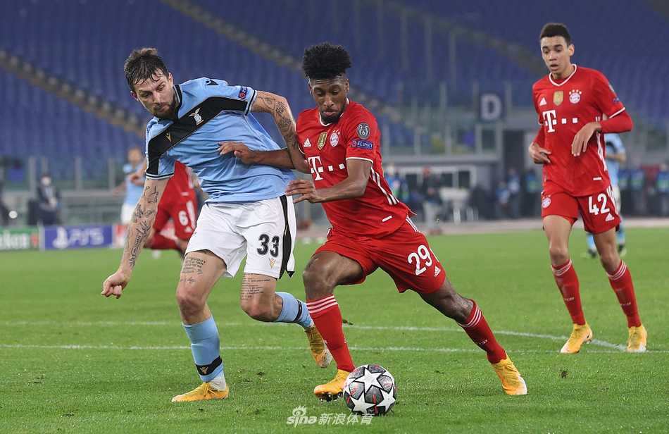 拉齐奥前锋科雷亚终于为主队打入挽回颜面的一球，他在禁区内冷静推射破门后，没有过多庆祝，而是迅速捡球跑回中圈，眼神中充满不甘与坚毅。