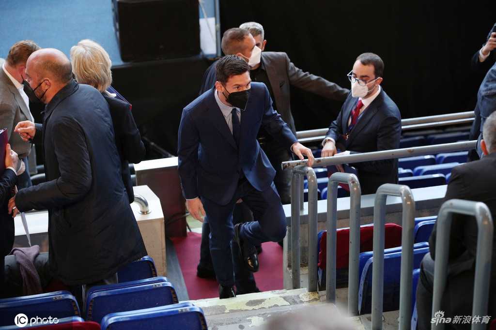 皮克等一众巴萨队友列席就职典礼，他们神情严肃，作为更衣室的代表，他们深知主席的更迭将直接决定这支球队未来数年的走向与核心的归属。